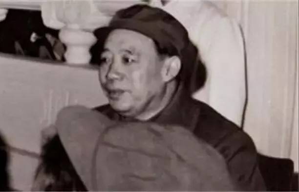 当张·丘奇亚（Zhang Chunqiao）被捕时，突然