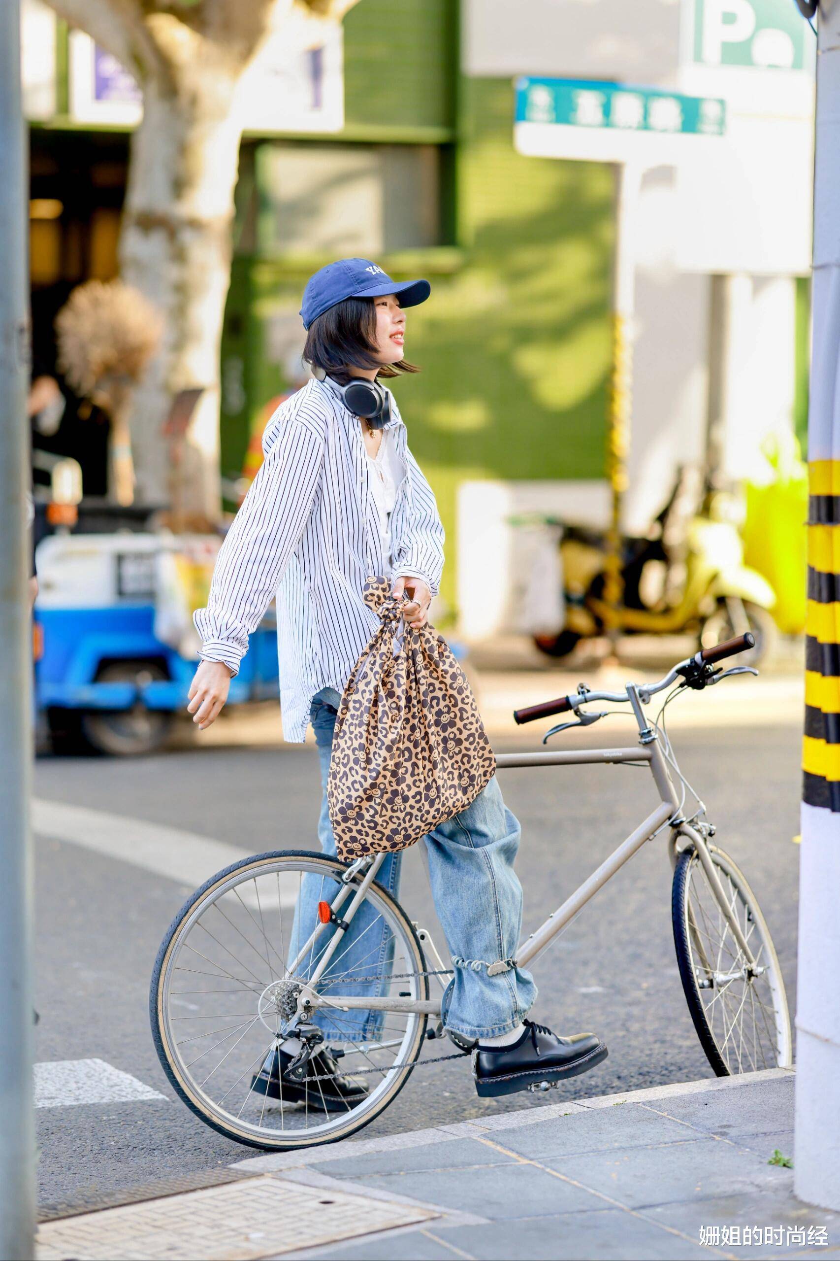 没想到,今夏"帆布包"火了!松弛自在超美,上海街头都在背!