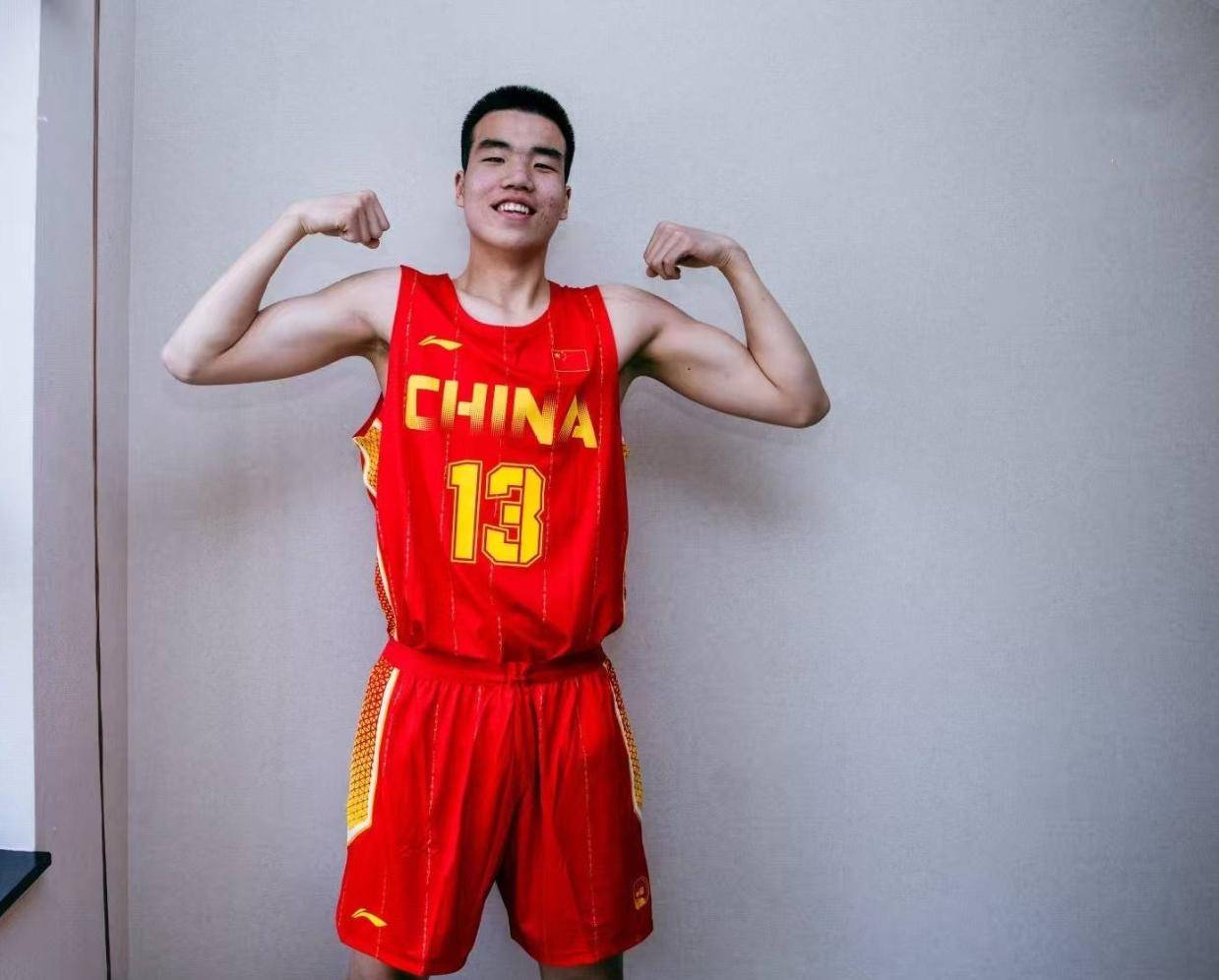 轰26+10！中国男篮又一15岁2米03新星崛起：国少核心曾强打巴特勒