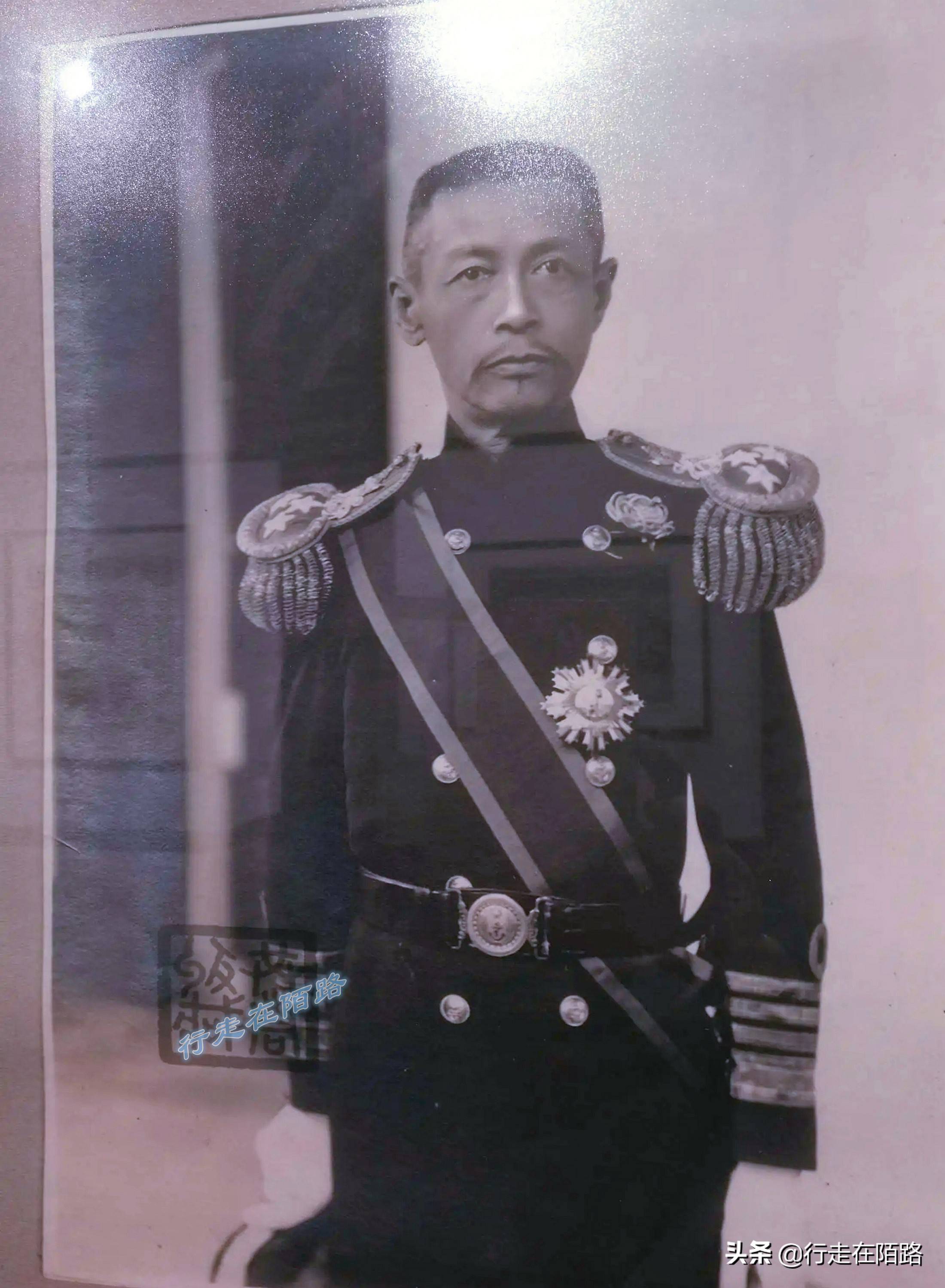 福建舰下水福州人为两位海军先辈献花终于扬眉吐气了