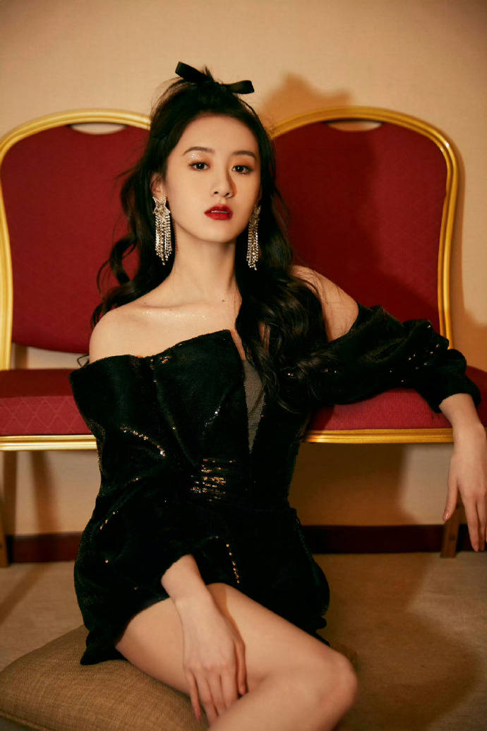 袁冰妍黑裙造型刷屏,亮片   蝴蝶结,演绎复古与甜美的时尚融合