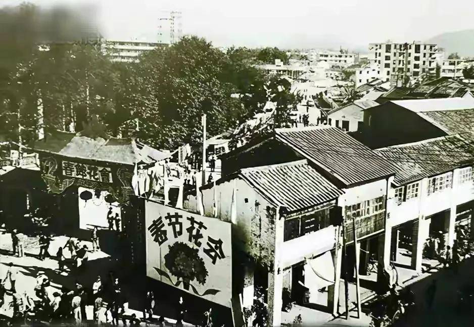 一组深圳老照片:80年代的深圳车站,男女露天唱卡拉ok