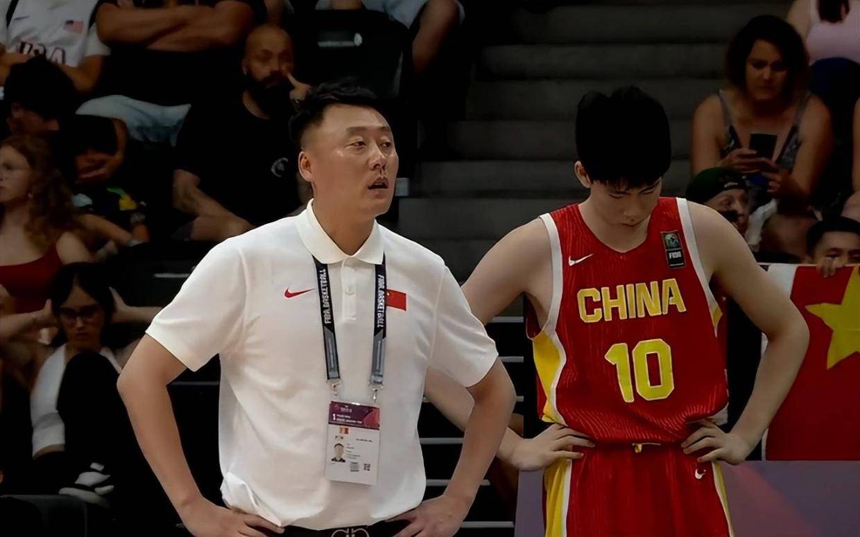 惨败！中国男篮U19不敌欧洲冠军，解说王兆丰怒批曲帅的用人
