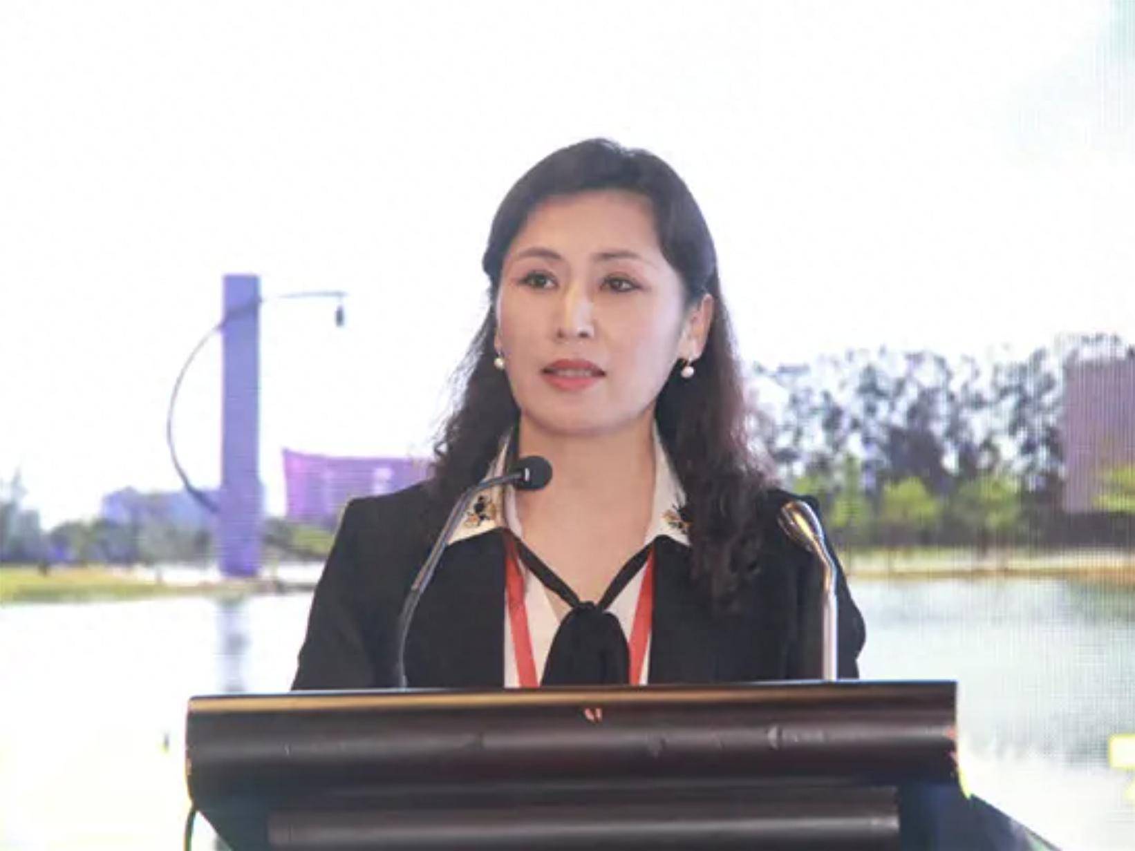 她是中国最美女校长,39岁任教授,49岁成汕大校长,倍受学生喜爱