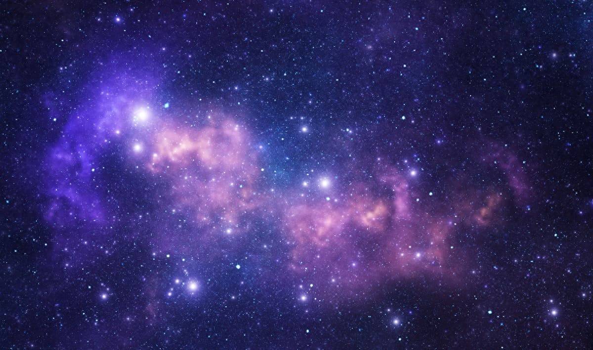 百亿光年外，星系团闪耀着古老的射电辉光