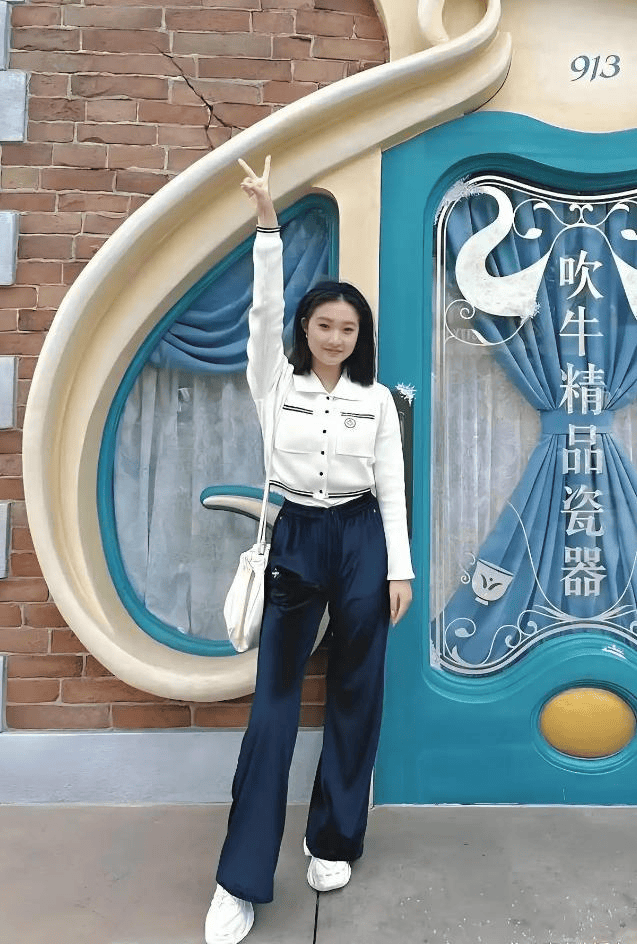 文章17岁大女儿晒美照!容貌清秀比马伊琍还美,继承爸妈的好基因