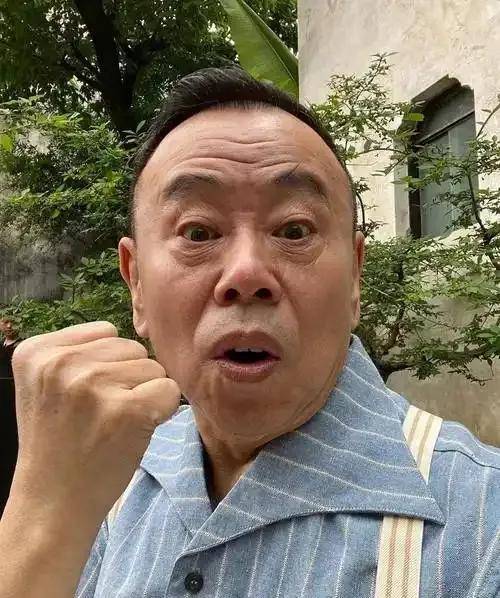 潘长江推93岁老爹晒太阳,爷俩状态反转,引热议,潘妻罕见现身