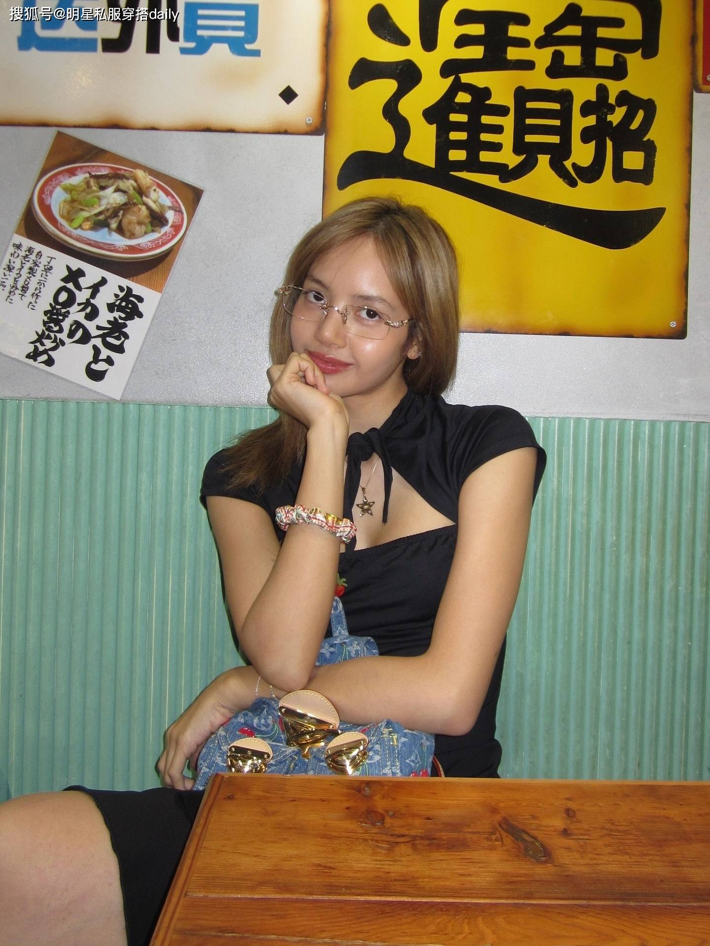 lisa最新ins自拍私服穿小黑裙戴眼镜的皮肤黝黑很欧美的女孩