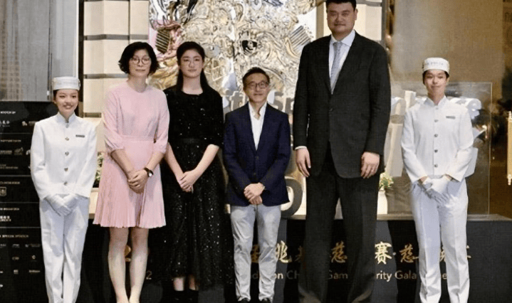 暖心一幕！姚明卸任后首曝家庭生活，带女儿散心引关注，媒体：退役后更懂陪伴