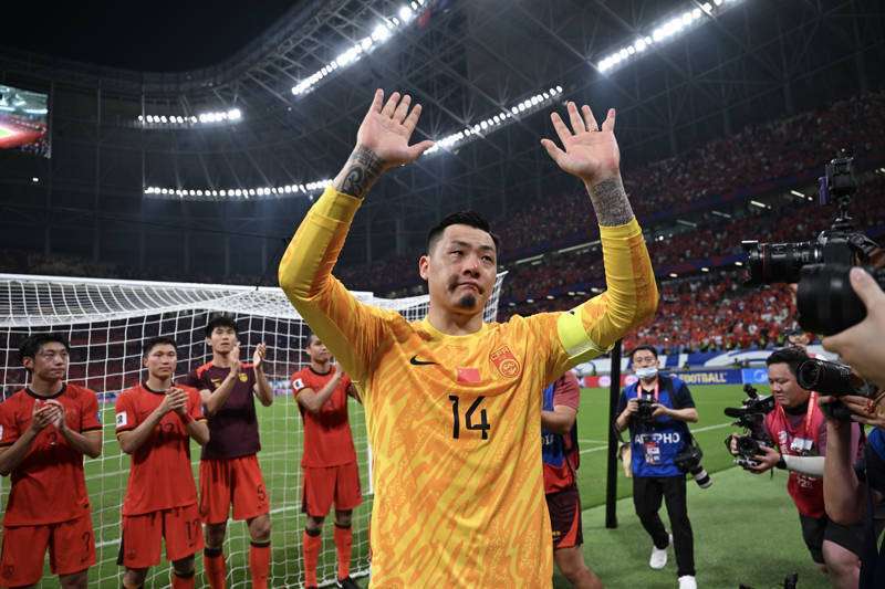 国足大换血！58岁主帅久尔杰维奇领衔，东亚杯能否逆袭？