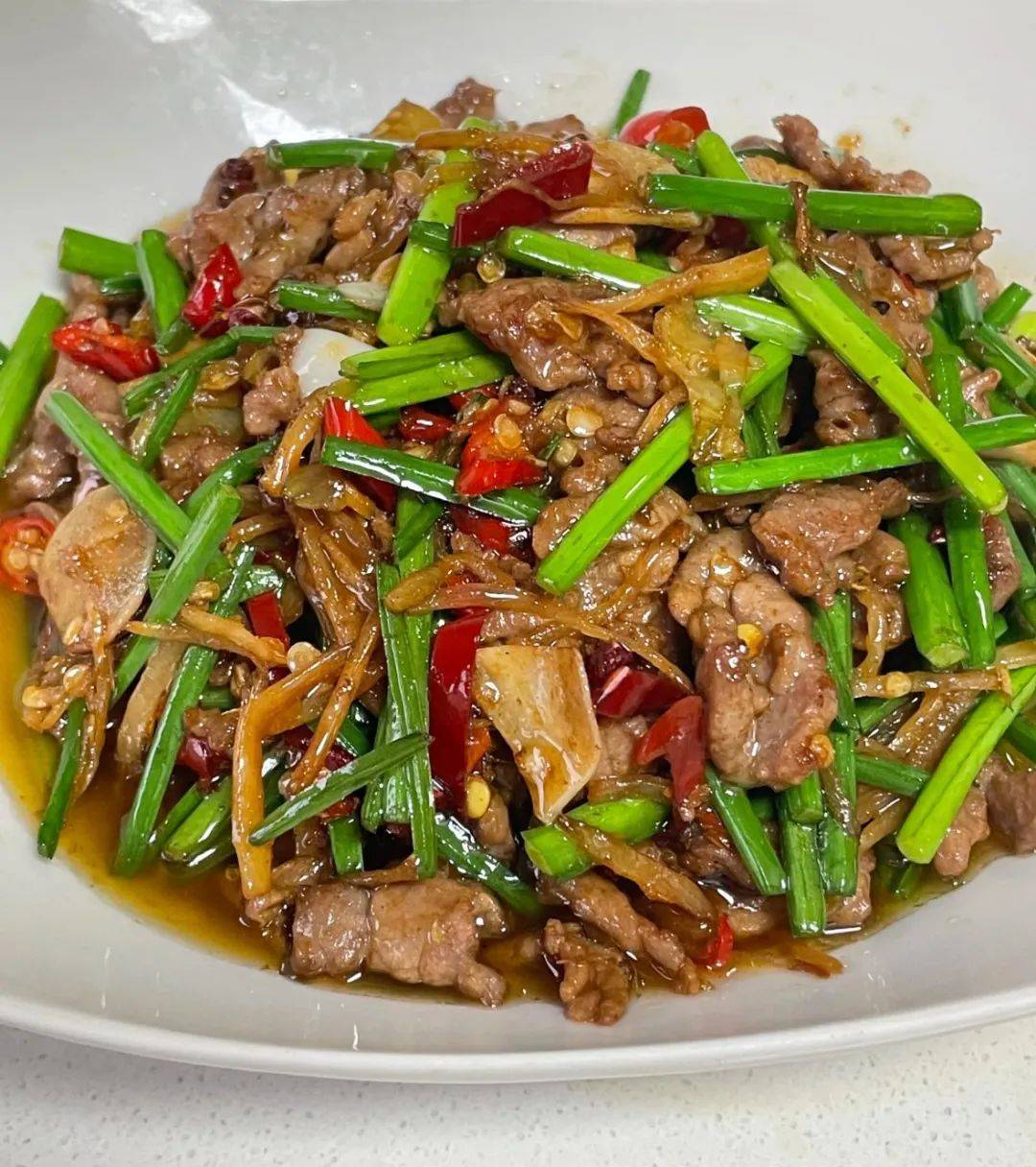 牛肉炒韭菜花,牛肉嫩滑加上泡椒,下饭的很,太费米饭了