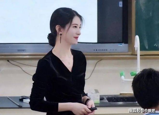 据报道，这位女老师为课