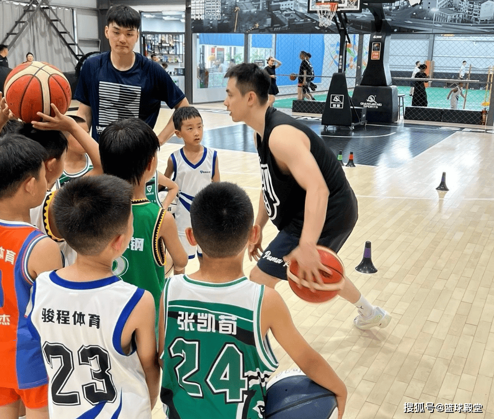没有国家队任务真舒服！赵继伟教小朋友打球，明天还将与球迷见面