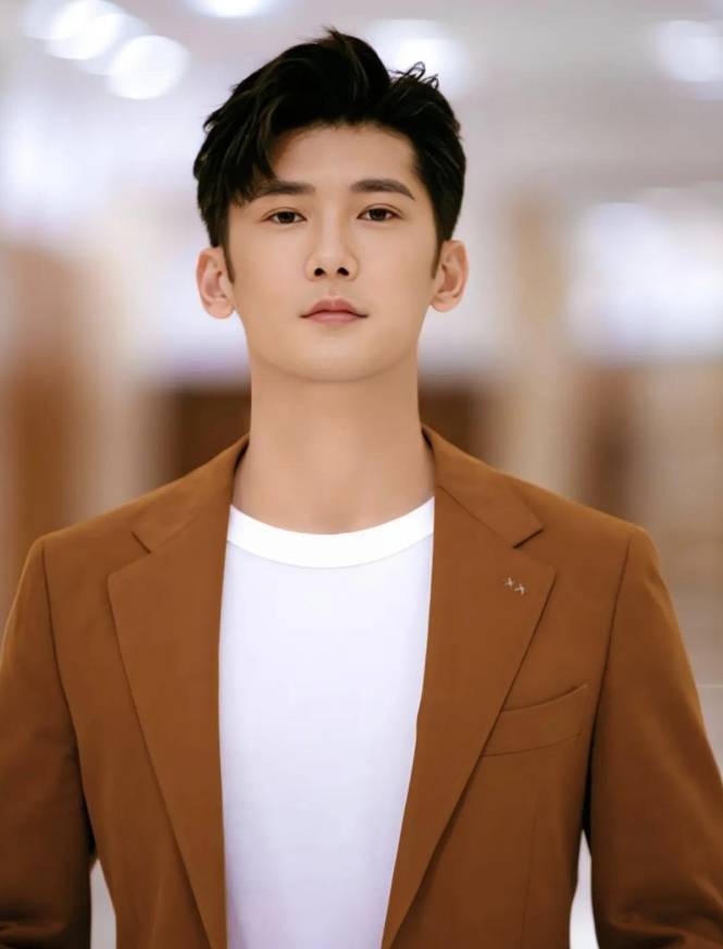 嘉行再传喜讯!34岁刘芮麟官宣结婚生子春天领证,杨幂又得备红包