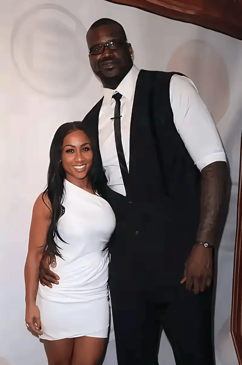 16米的奥尼尔和他1.58米的老婆外出,像老爹牵着小学生女儿
