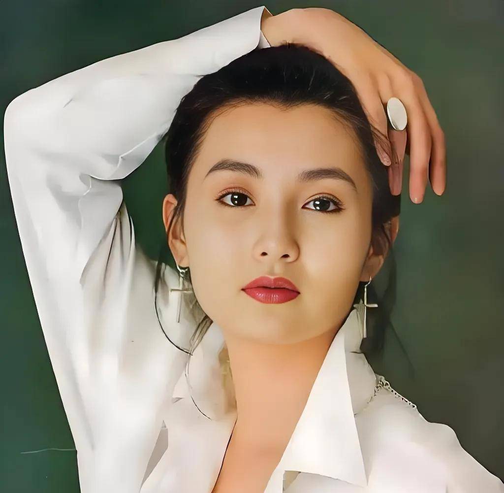 张曼玉共获得5次金像奖影后,历届中国香港金像奖最佳女主角,成就辉煌