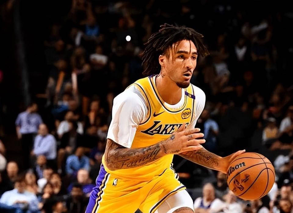 湖人签下场均7分强援，赠予NBA独有霸王条款！与詹皇、比尔齐名