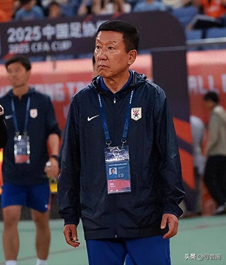 球迷直播爆料，俱乐部领导报警，中国足球顶级俱乐部面临全面危机
