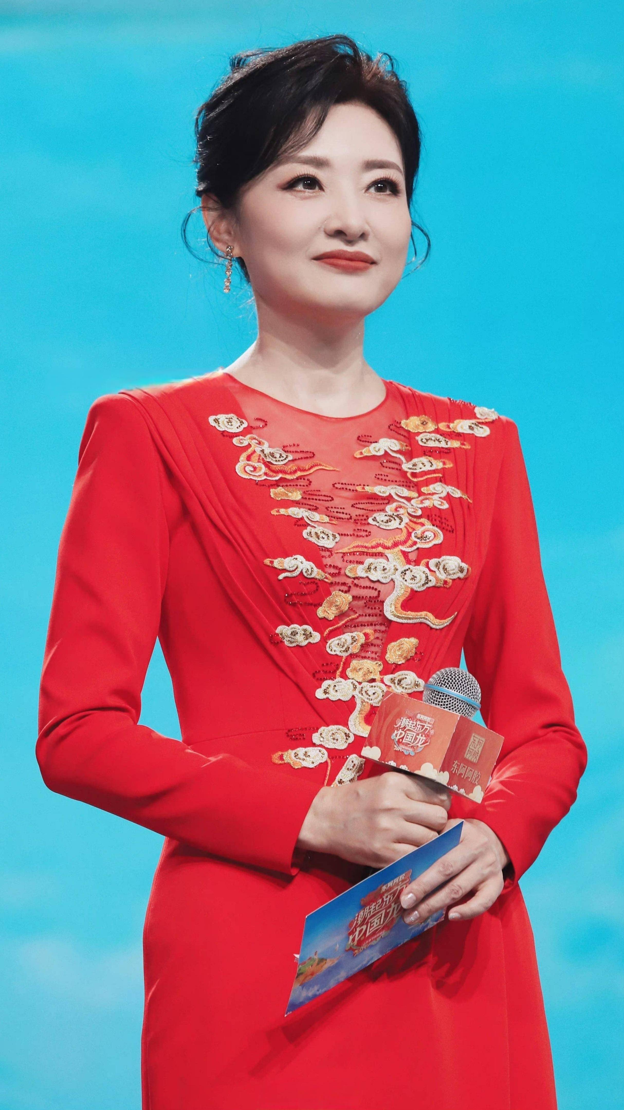 前央视主持人周涛现状:是公司董事长,身家过亿,57岁依旧貌美