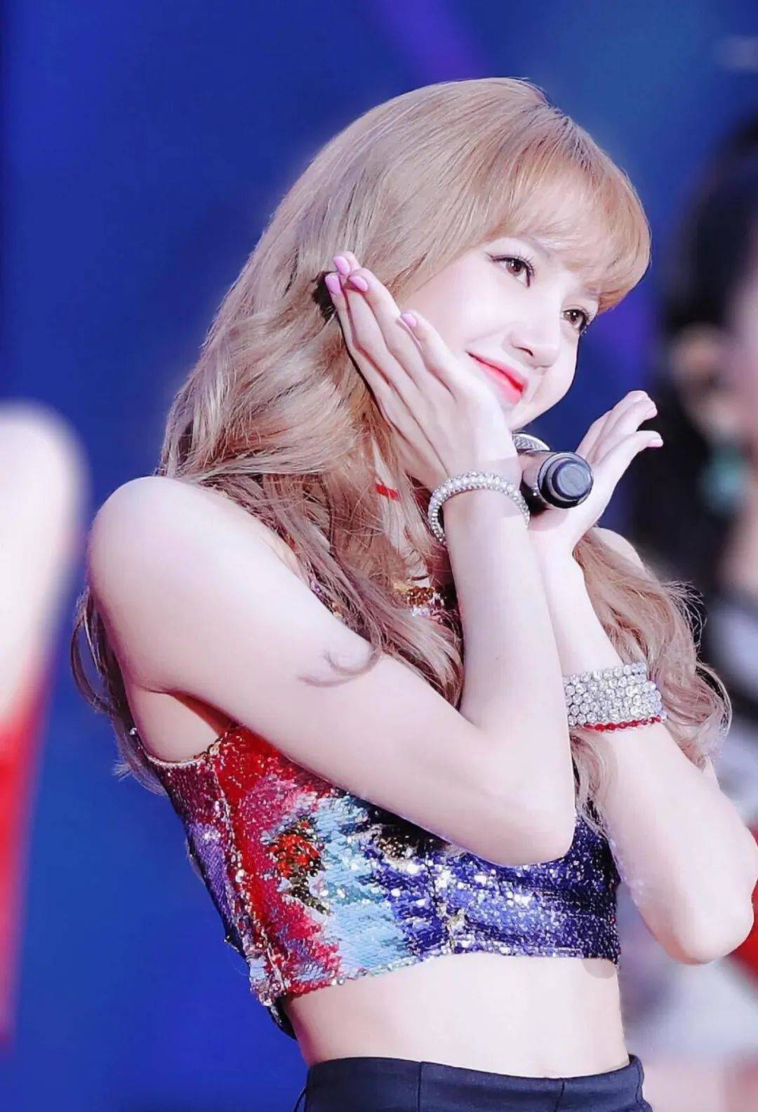 原创lisa往上顶那一下引发热议人间芭比性感舞蹈太妖艳