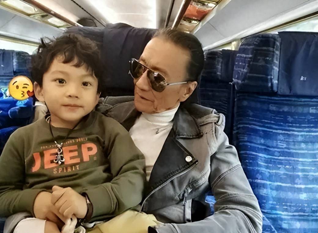 原创88岁谢贤出门坐轮椅风流一生活得潇洒优秀的孙子令人十分欣慰