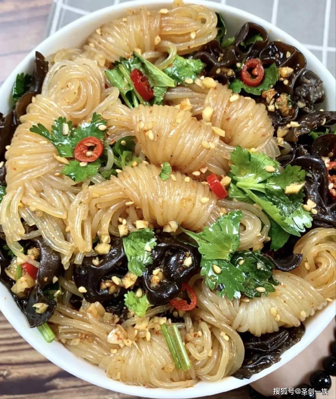 在阳光下，您应该吃更多的茄子豆，其中