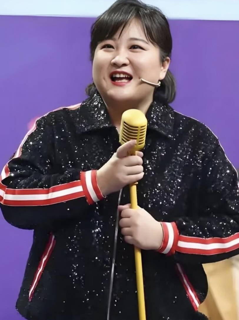 43岁贾玲近况曝光, 与汪顺打网球, 扎高马尾穿短裙依旧苗条