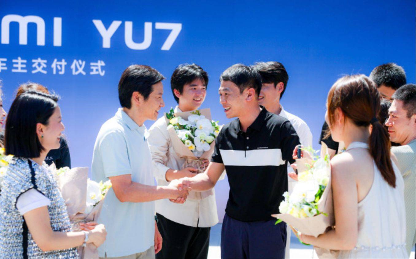 小米YU7开启交付 雷军再现“总裁开门”