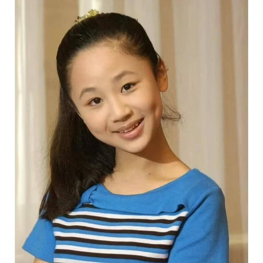 《家有儿女》20年,张一山和杨紫新剧同天开播,隔空对垒高下立判