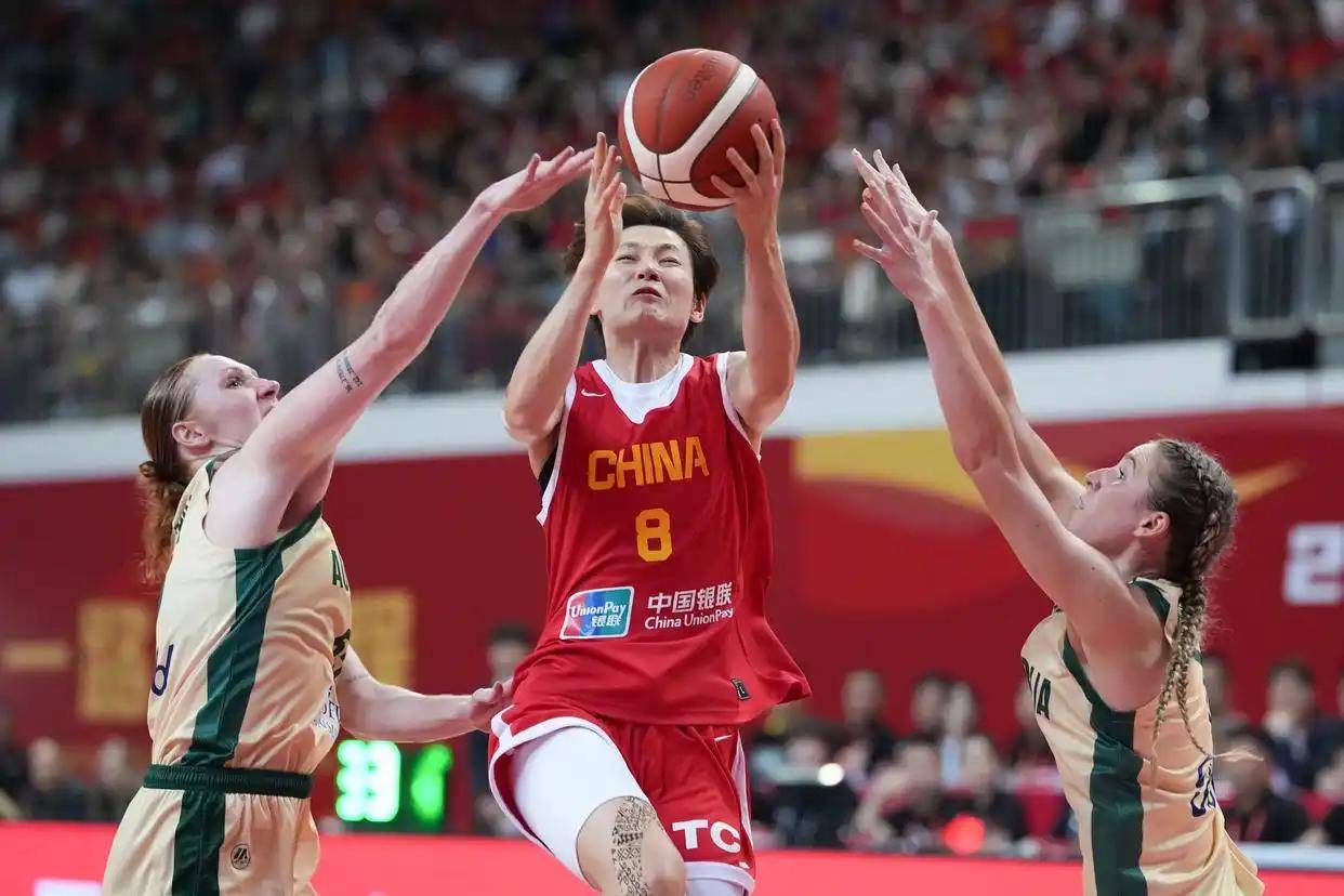 李缘关键三分助中国女篮73-69险胜澳大利亚，长沙地板险成“罪人”