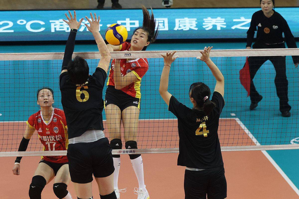 亚洲女足巅峰对决：韩国女足迎战中国女足，谁将问鼎荣耀？