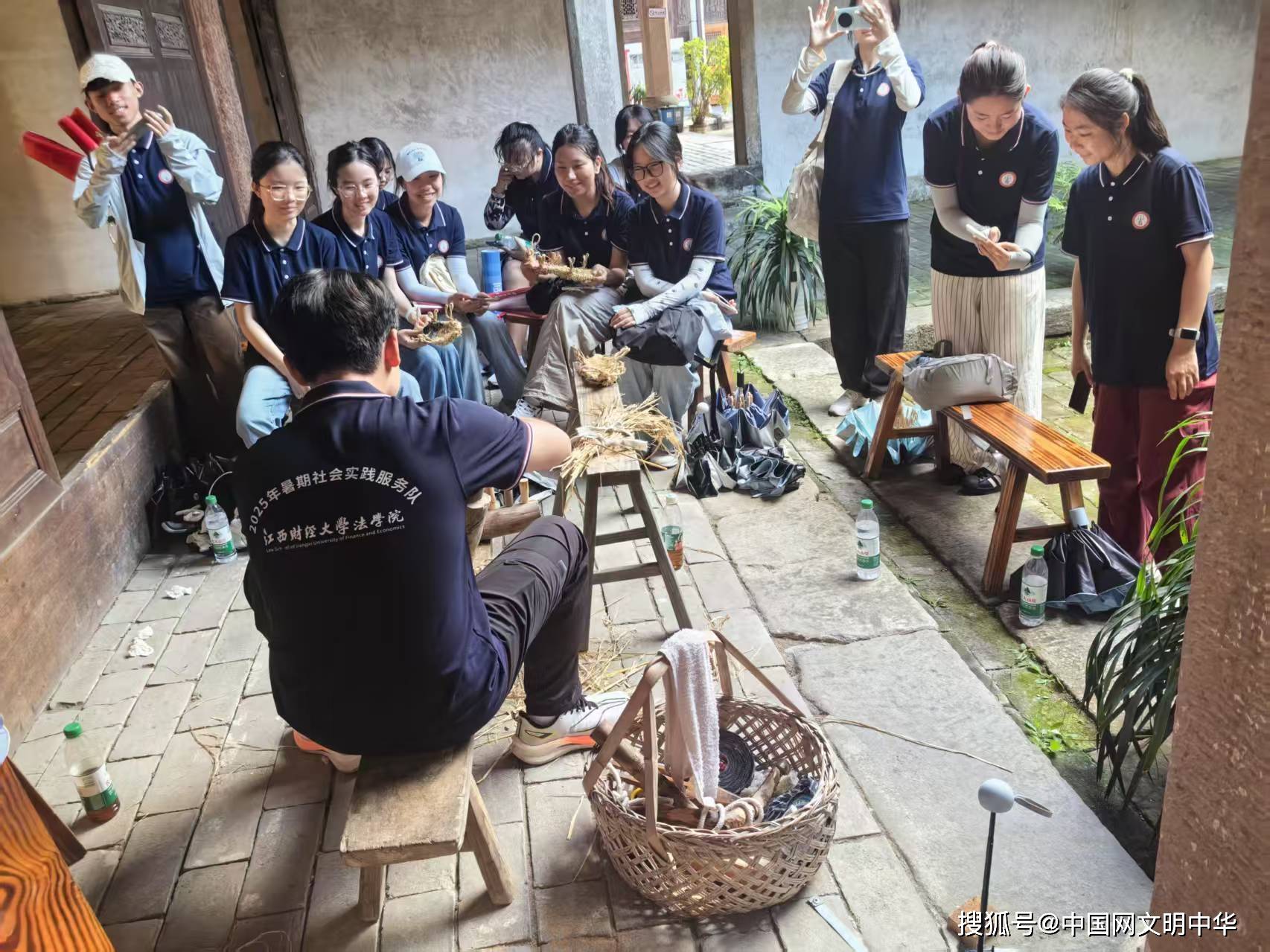 汗洒乡土织红魂:江财学子在乐安县湖坪乡的劳动与红色双维实践