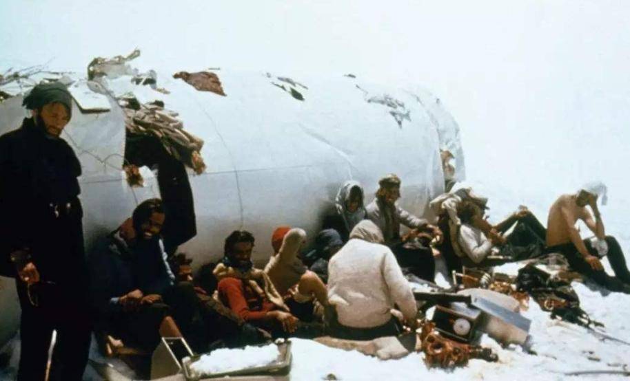 1972年的安第斯空难奇迹:16位幸存者靠吃同伴遗体,苦苦支撑72天