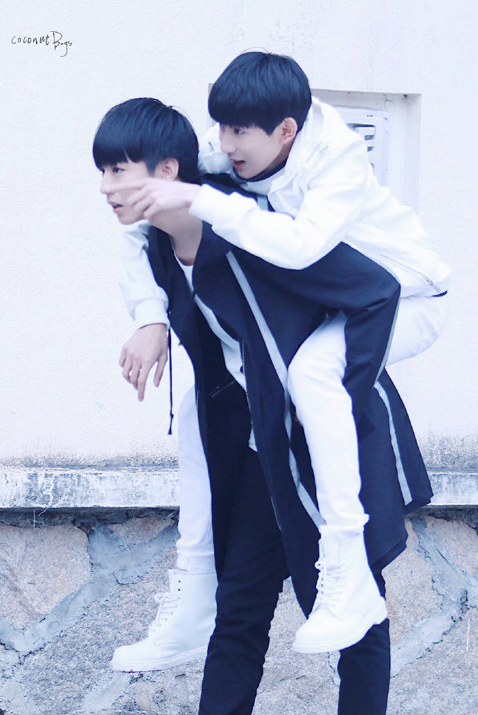 凯源再次回归!王俊凯演唱会首日送花篮,祝贺王源演唱会圆满成功