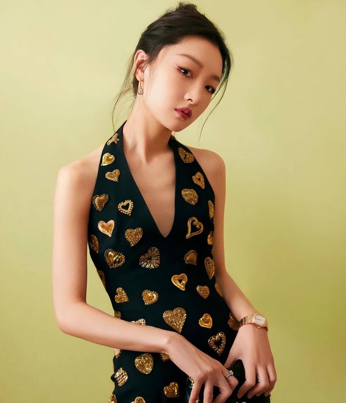 周冬雨在野外拍照脱衣服是为了艺术还是炒作?