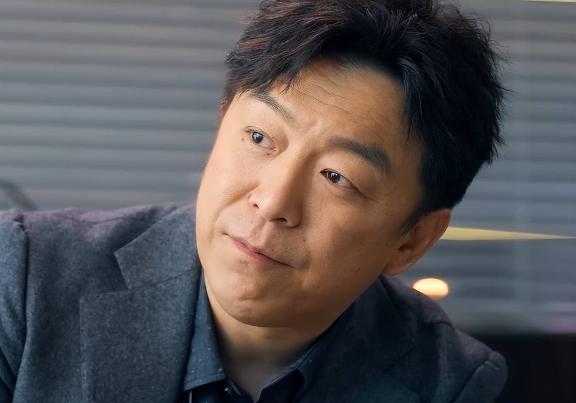 明明是百亿影帝,黄渤却选择把父亲送进养老院,真实原因令人泪目