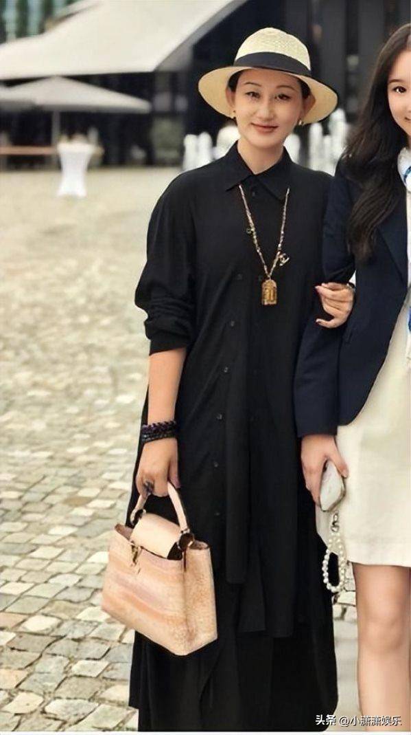 女儿结业典礼,妻女全提名牌包,女儿学费贵得离谱