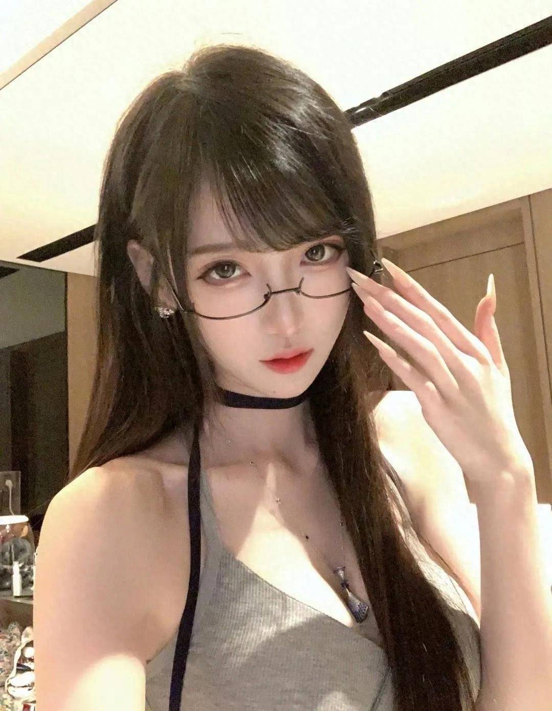 腐团儿小吊带配眼镜太惊艳,三七分长腿像建模复制出来的!