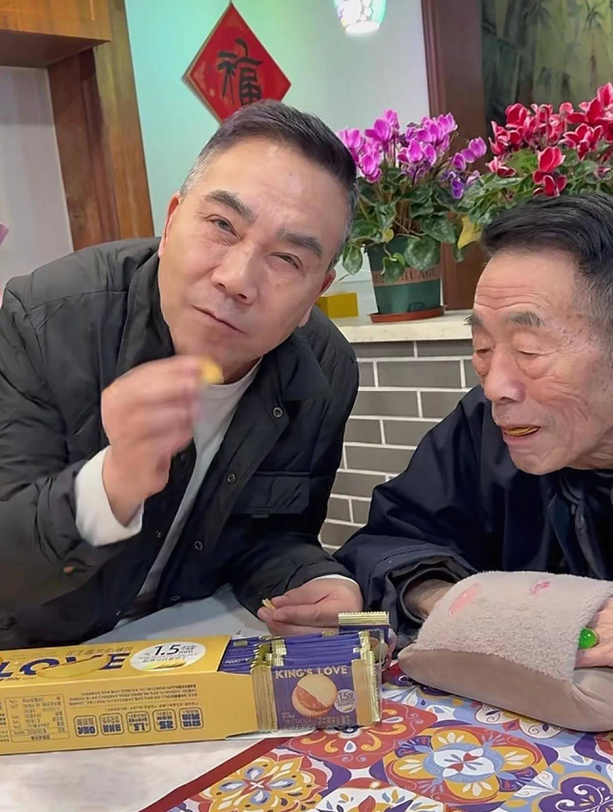 杨少华遗体火化杨老大开路梦真紧随其后杨议抱骨灰盒走最后