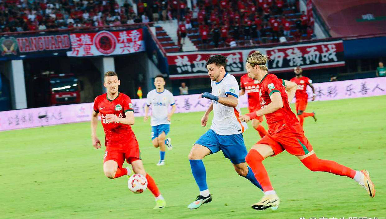 中超6月最佳球员评选争议：克雷桑入围泽卡落选