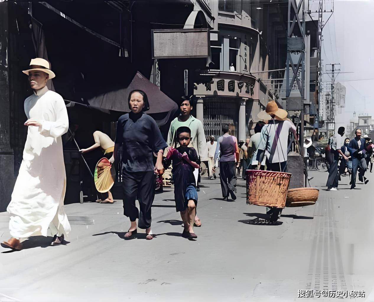 民国上色老照片:方广岩寺敲钟,战争后的残垣断壁,抗战宣传海报