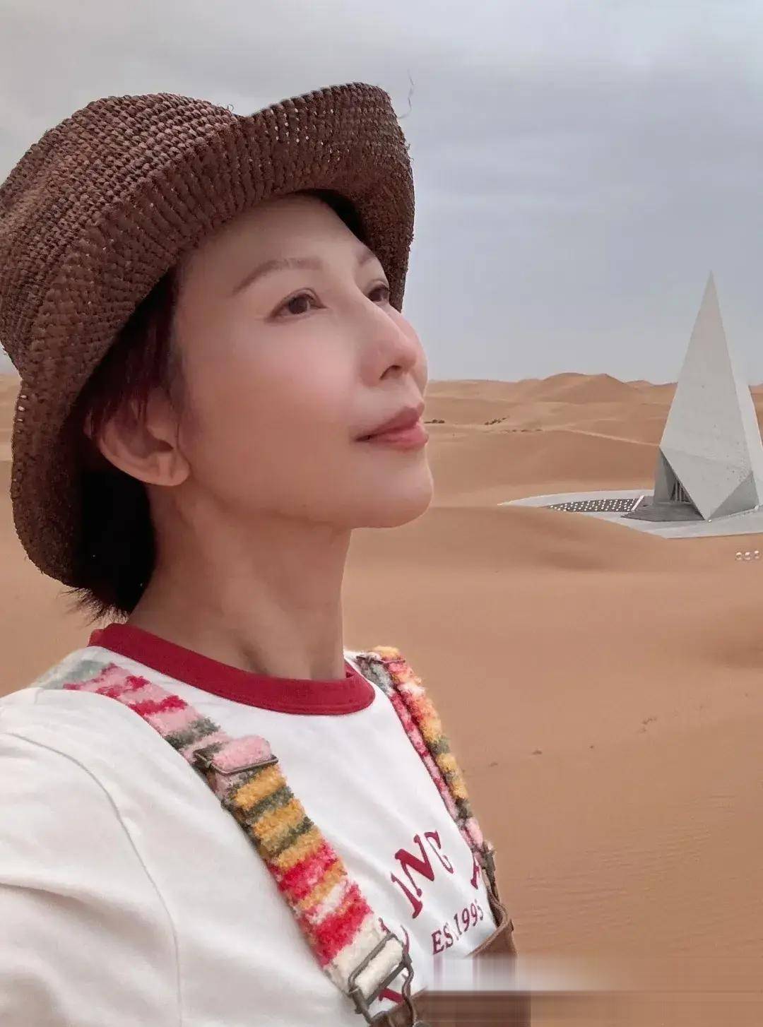 蔡少芬一家沙漠旅行张晋穿斗篷骑骆驼好酷4岁儿子的发型抢镜