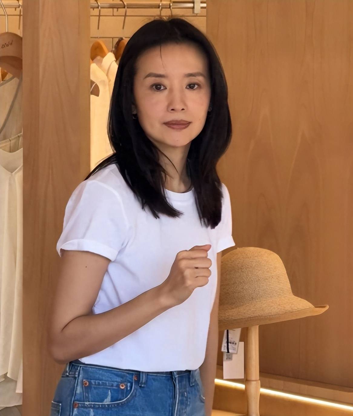 董洁在线下开服装店,到店里指导工作,打扮随性颜值高身材好