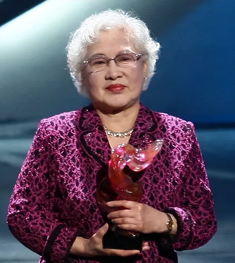 秦怡:一婚被家暴,二婚丈夫出轨亲妹妹,她照顾病儿三十年不抱怨