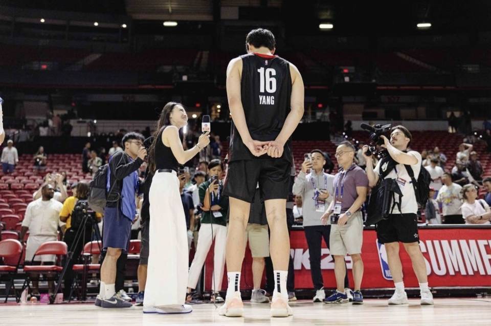 当杨瀚森NBA首秀10+5+4+3时，你才会发现教练对他有多好！
