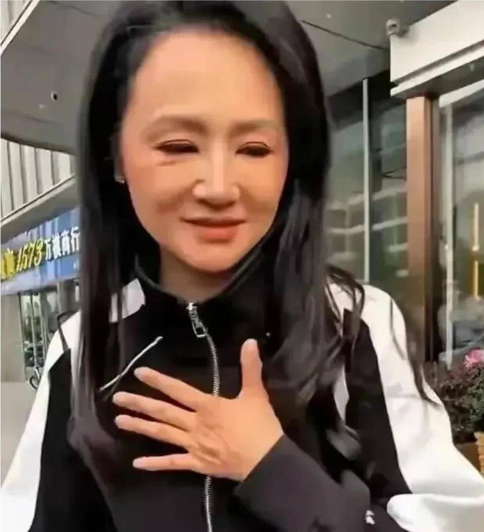 亮相患癌后,曹颖形象大变,网友惊讶容颜衰老