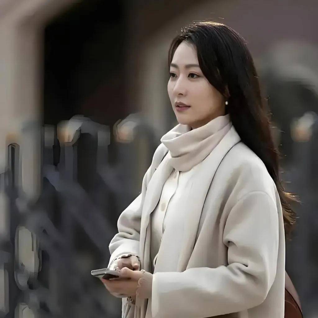 演员白冰:嫁小三岁男模,离婚带娃生活,配角也好,一切正合适