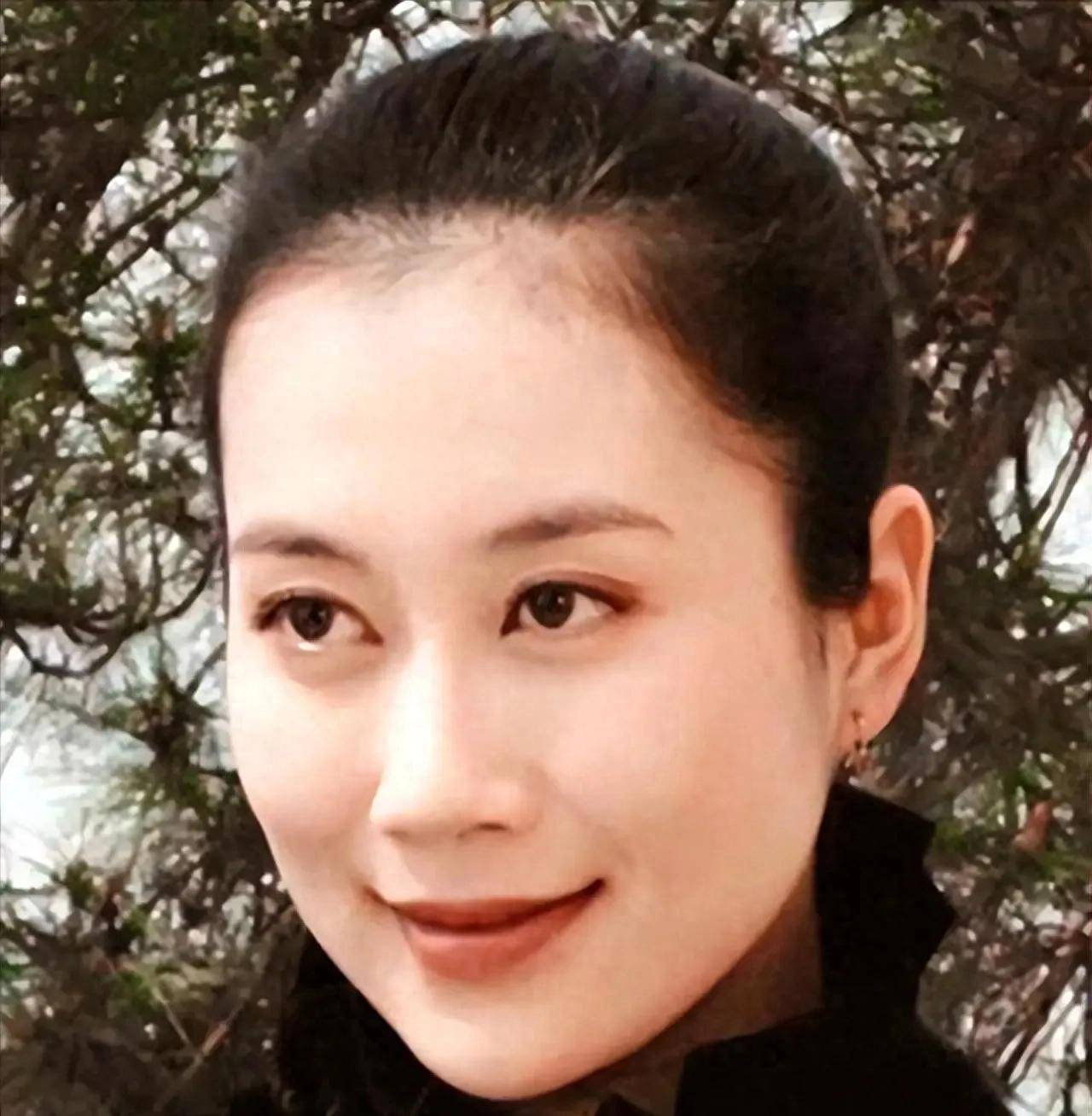 温峥嵘隐婚育子20年丈夫非何政军姚刚与她毫无瓜葛