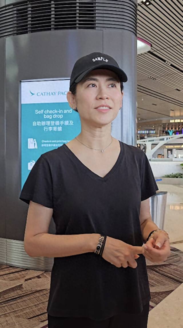 宣萱54岁获奖,英语流畅如母语,身材紧致险入豪门