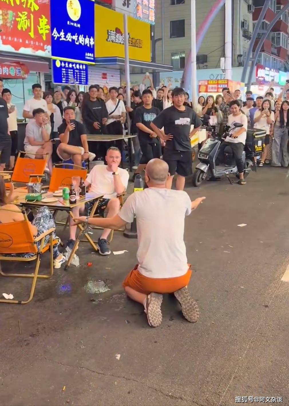 长春桂林路,一男子当街给外国人下跪磕头,激起民愤了被围观